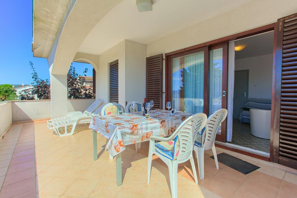 Apartments Vlatko Krk Town Exterior foto